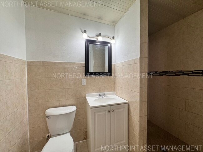 Building Photo - 2 Spacious Bedrooms and 2 Modern Bathrooms...