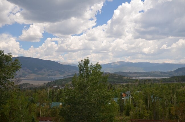 Building Photo - Updated Unit! Great Views! Year lease!