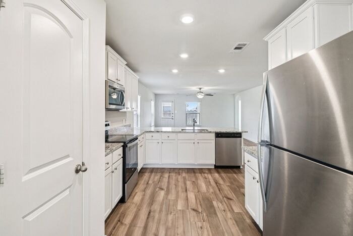 Building Photo - 520 Trinity Trl