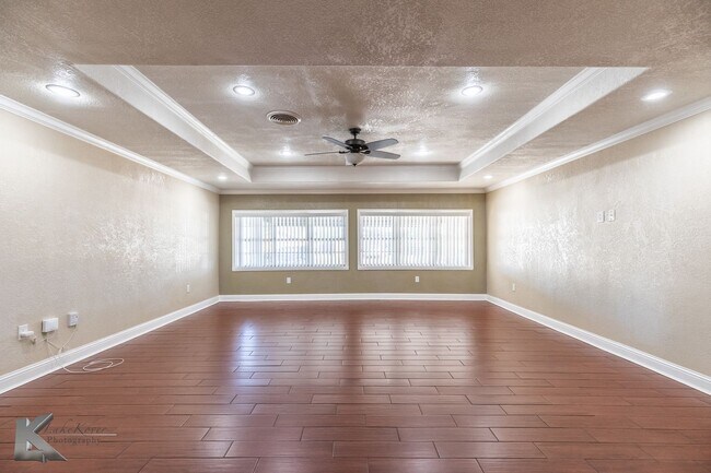 Building Photo - 3 bed, 1.5 bath, XL living room, XL garage...