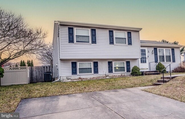 Building Photo - 1 Derwood Ct