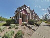 Building Photo - 3 Bedroom Townhouse ~ Close to Campus