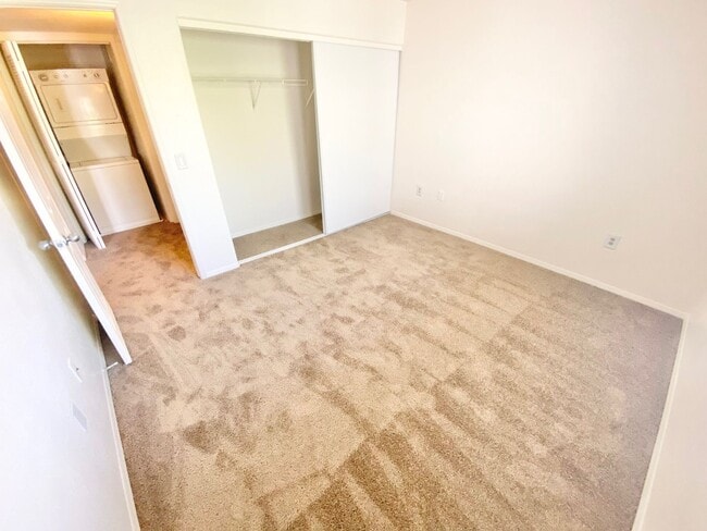 Building Photo - GORGEOUS 2 BEDROOM 2 BATH UPSTAIRS UNIT.