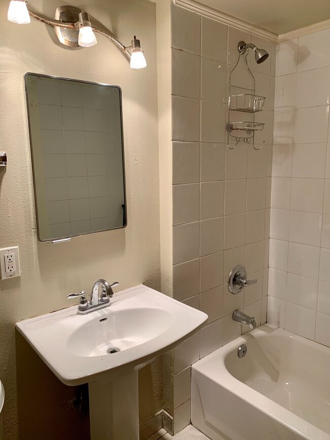 Building Photo - UW Duplex