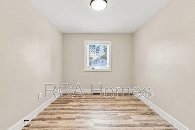 Building Photo - 1547 E Legrande Ave