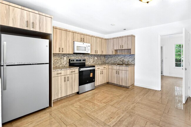 Building Photo - 1350 NE 149th St
