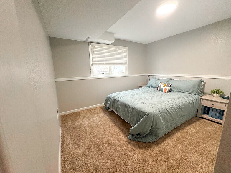 Building Photo - 2418 Marquette Dr