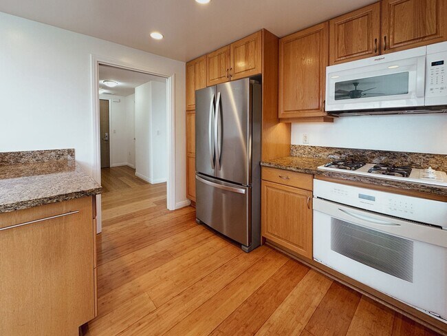 Building Photo - Modern 2 Bed, 2 Bath Condo in the Heart of...