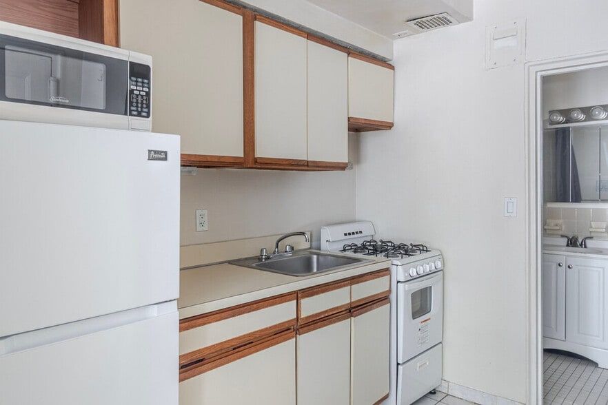 Building Photo - 318 E 80th St