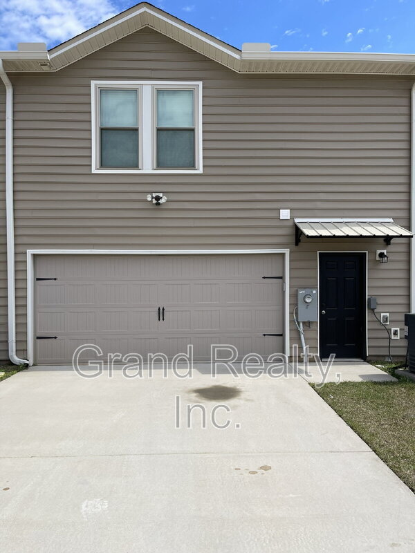 Building Photo - 4425 Village Oak Ln