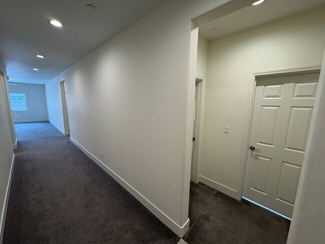 Building Photo - SE Visalia home Rent Ready!