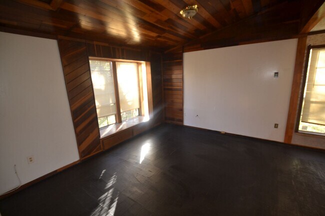 Building Photo - Housing Vouchers Accepted!!!  Location!  Newly updated, 4 bedroom, 2 bath home in historic Beechw...