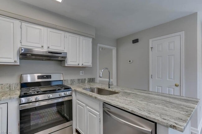 Building Photo - 3800 Sunset Point