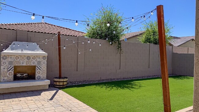 Building Photo - "Spacious 3-Bed, 3-Bath Mesa Retreat with ...