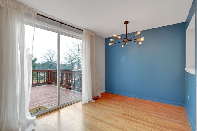 Building Photo - Charming End Of Group Townhome for Rent
