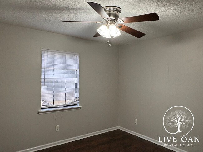 Building Photo - MOVE-IN SPECIAL: $500 OFF 1st MONTH'S RENT!**