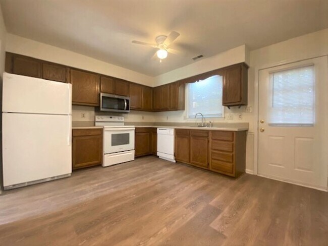 Building Photo - 3 bed, 2 bath 1 1/2 story - East Charlotte...