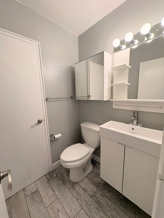 Building Photo - 9714 Admiralty Dr