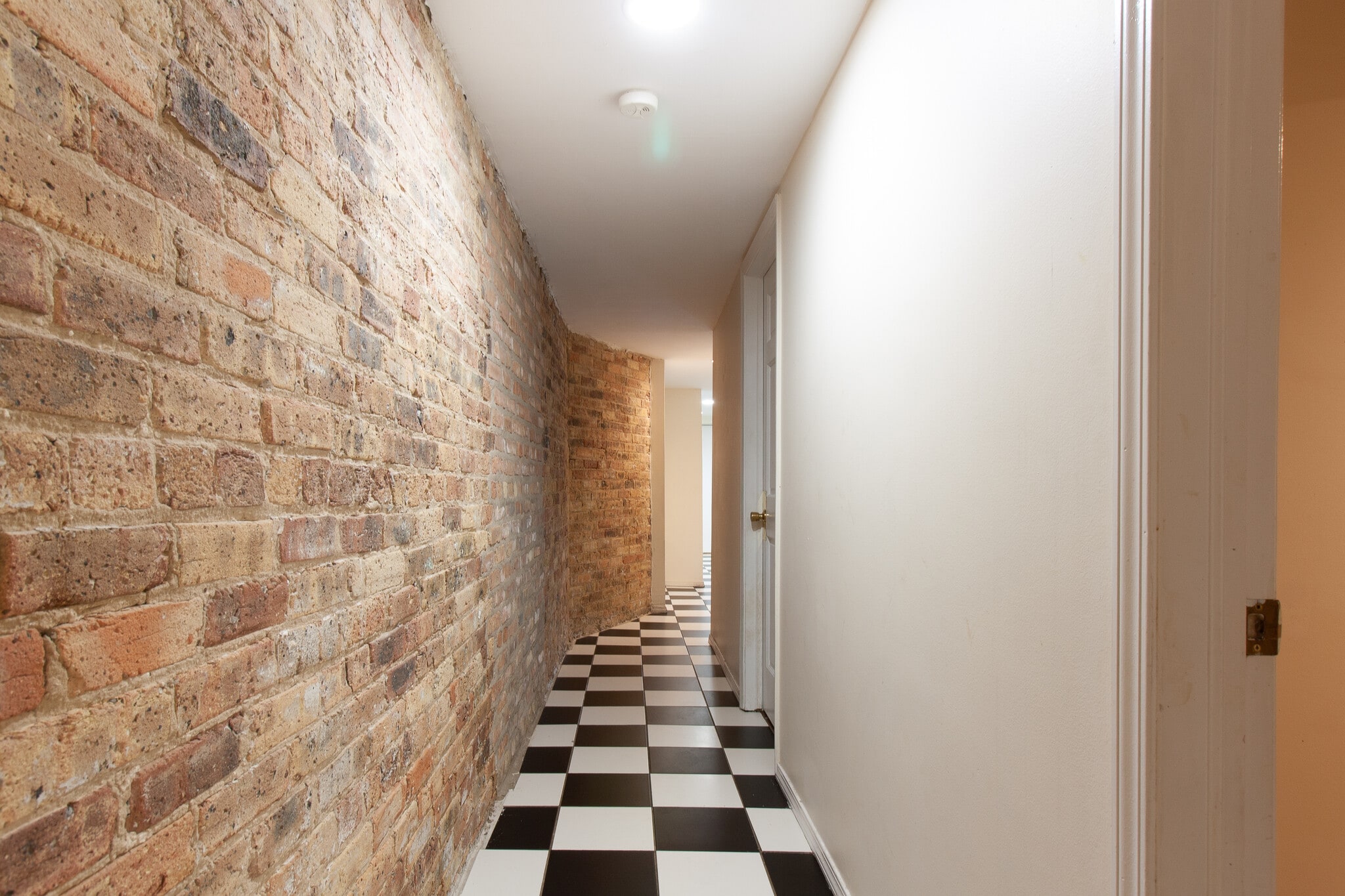 Building Photo - 828 W Dakin St