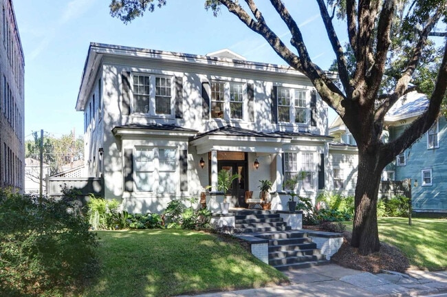 Building Photo - 306 E Victory Dr