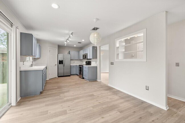 Building Photo - 2036 Kaiser Dr