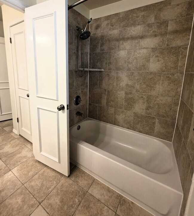 Building Photo - Large Duplex Unit just down the Street fro...