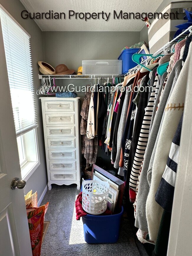 Building Photo - Champlin Town Home, Fireplace, 2 Car Garag...