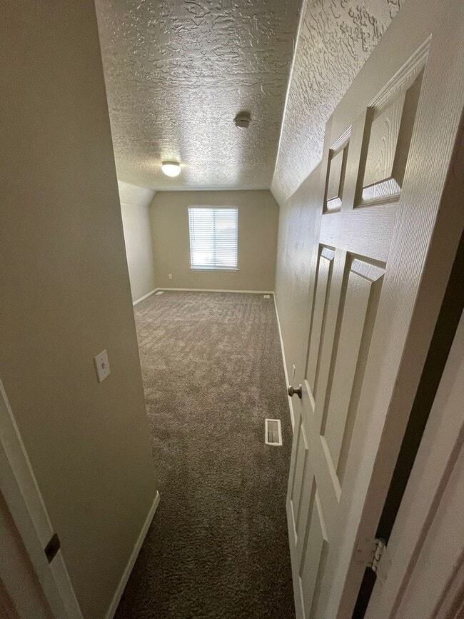 Building Photo - Ready Now / 4 Bed PLUS Large BONUS ROOM and 2.5 BA great spacious home!
