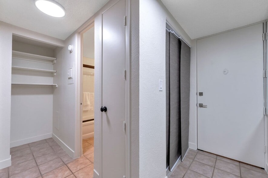 Building Photo - 2500 S York St