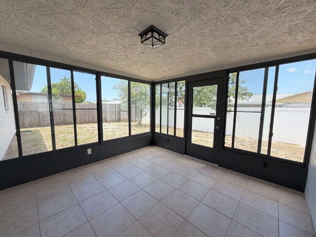 Building Photo - Spacious 2/2 with home with fenced yard in great Port Richey location.