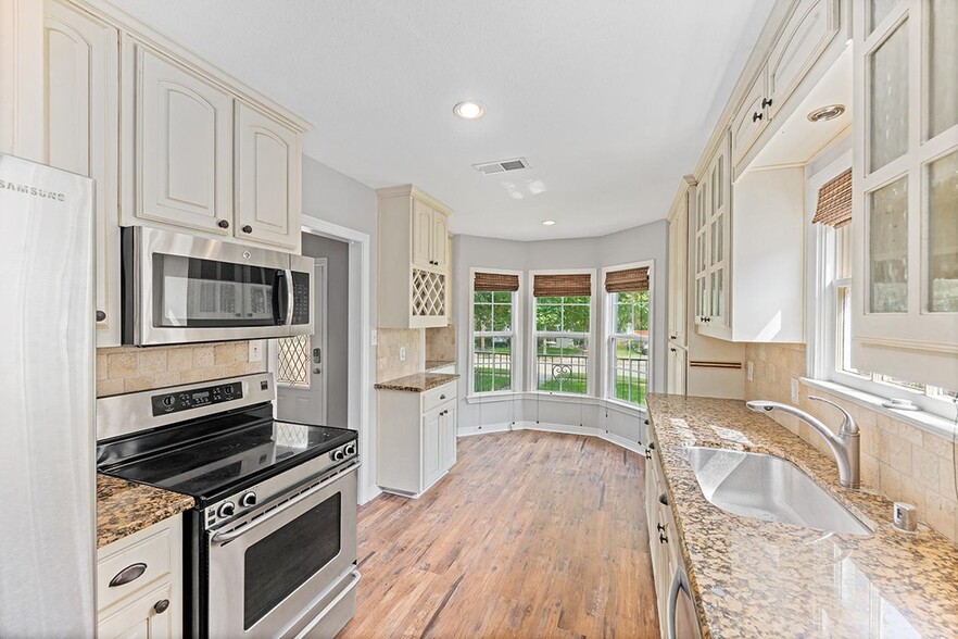Building Photo - North Oak Cliff home with pool, spa & back...