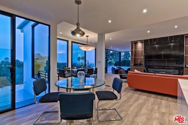 Building Photo - 920 Linda Flora Dr