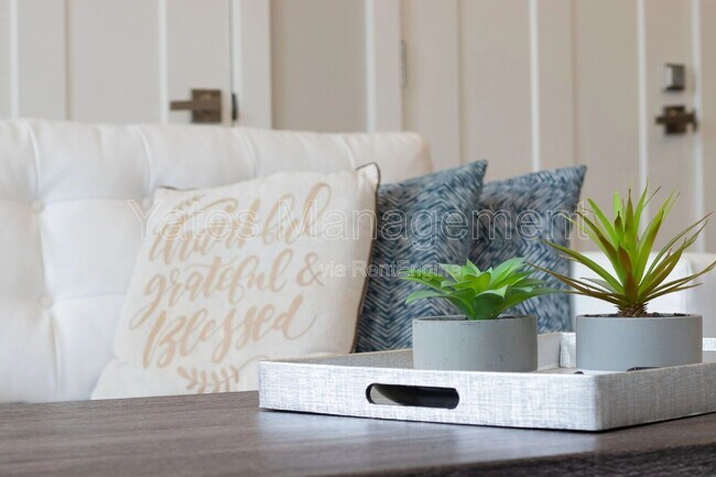 Building Photo - 115 Valor Dr