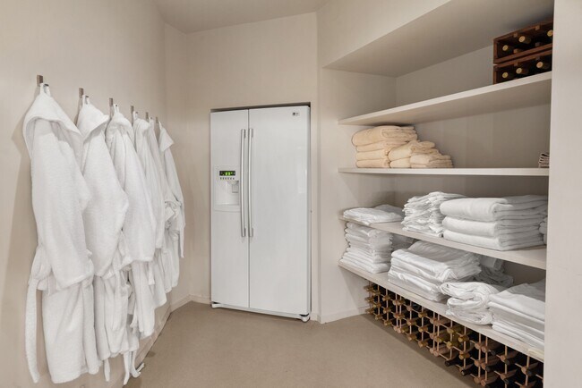 Building Photo - 821 Cluny Rd