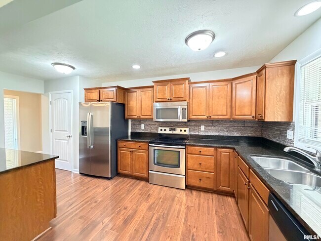 Building Photo - 122 W Morningside Dr
