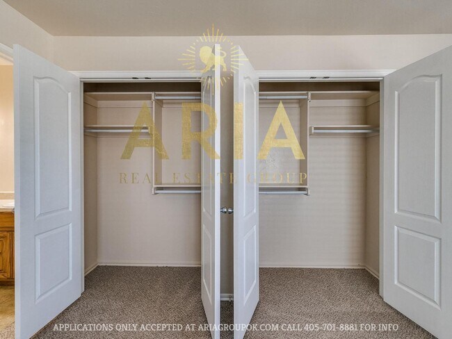 Building Photo - *611-613 Welston Cr.