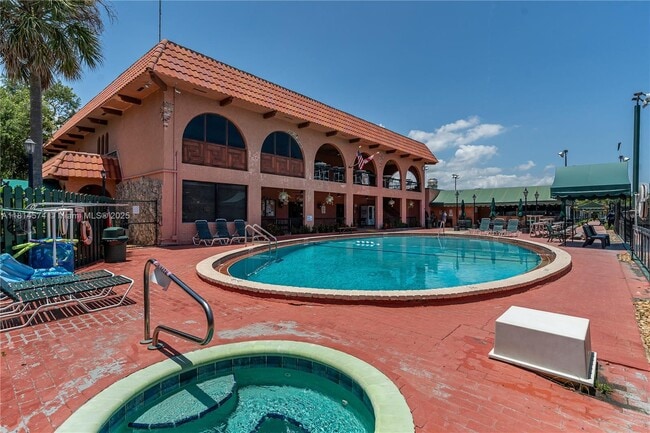 Building Photo - 680 Tennis Club Dr