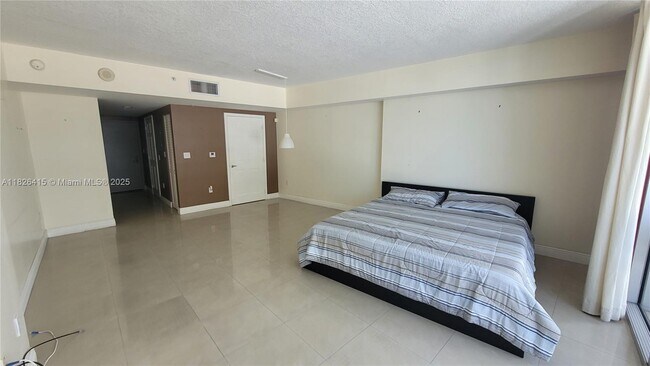 Building Photo - 1750 N Bayshore Dr