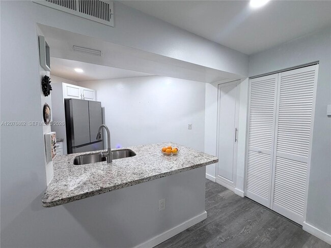 Building Photo - 9731 Fontainebleau Blvd