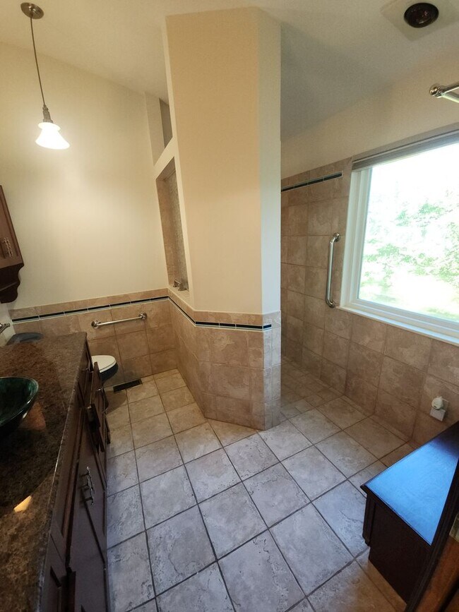 Building Photo - Spacious Home in Ladue Schools