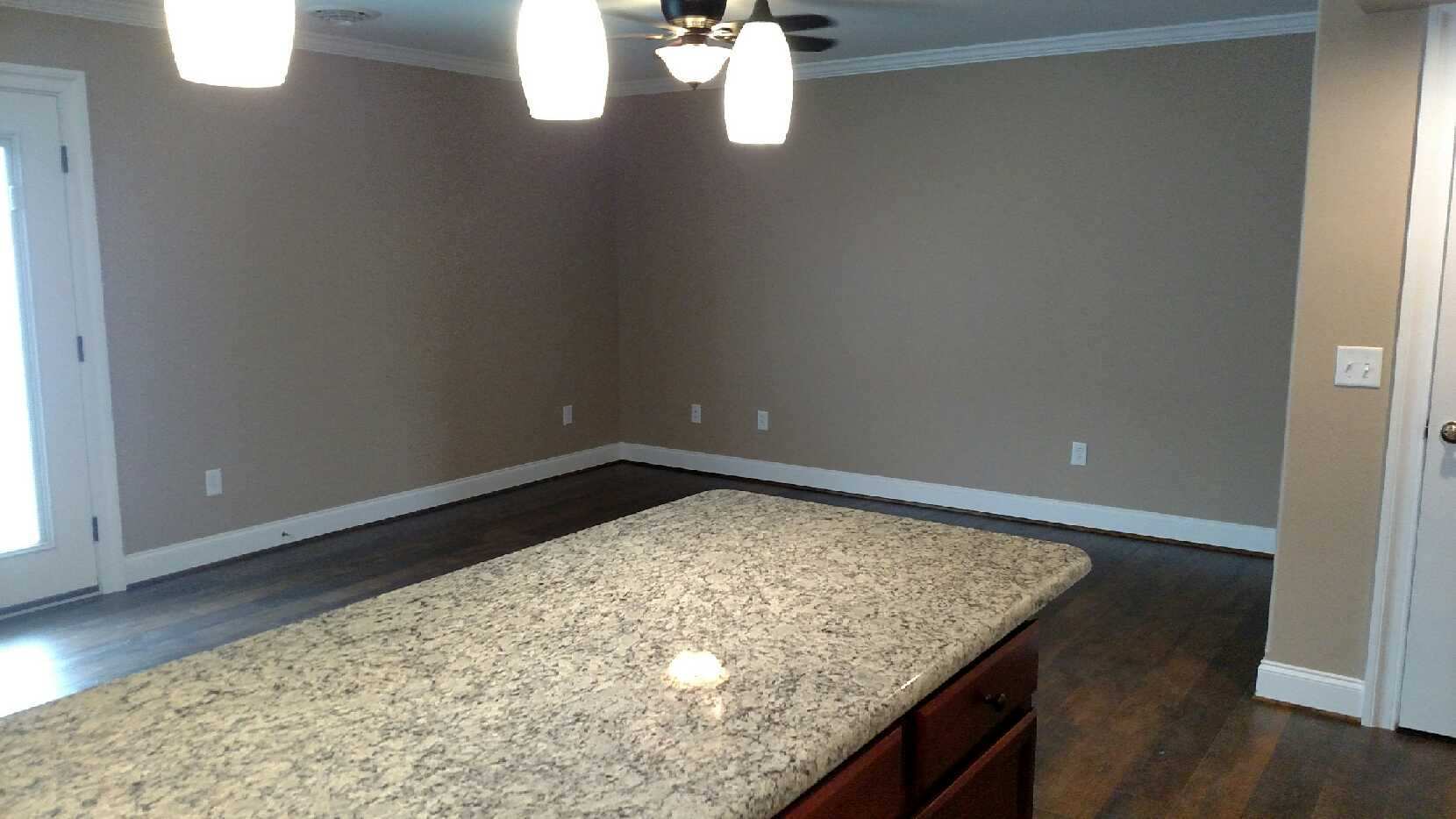 Building Photo - 204 Hollow Dr