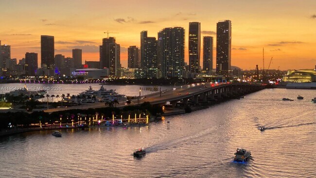 Building Photo - 1000 Venetian Way