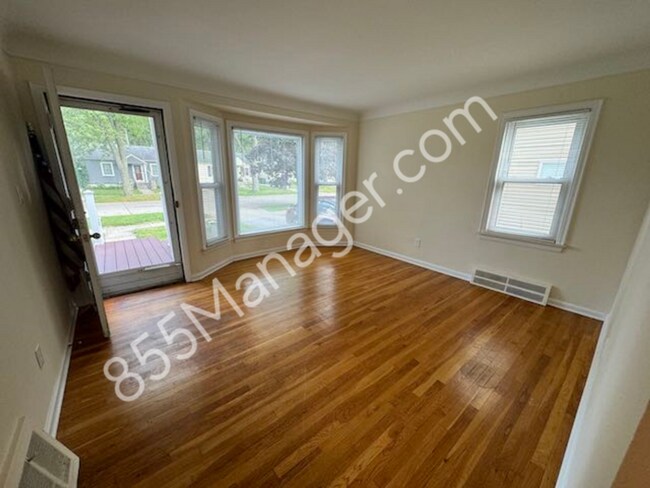 Building Photo - Charming 3-Bedroom Ranch in Berkley - Idea...