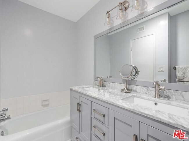 Building Photo - 441 N Oakhurst Dr