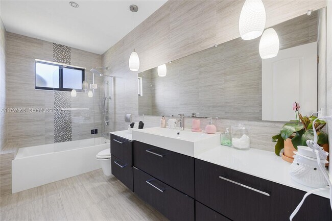 Building Photo - 20375 NE 22nd Pl