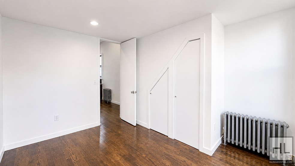 Building Photo - FRANKLIN AVENUE / 2-Bed 1/Bed / Loft Space / AVAILABLE OCTOBER 1st