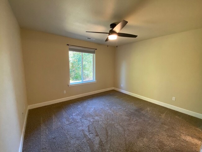 Building Photo - 3 Bedroom 2 Bath house in 55+!