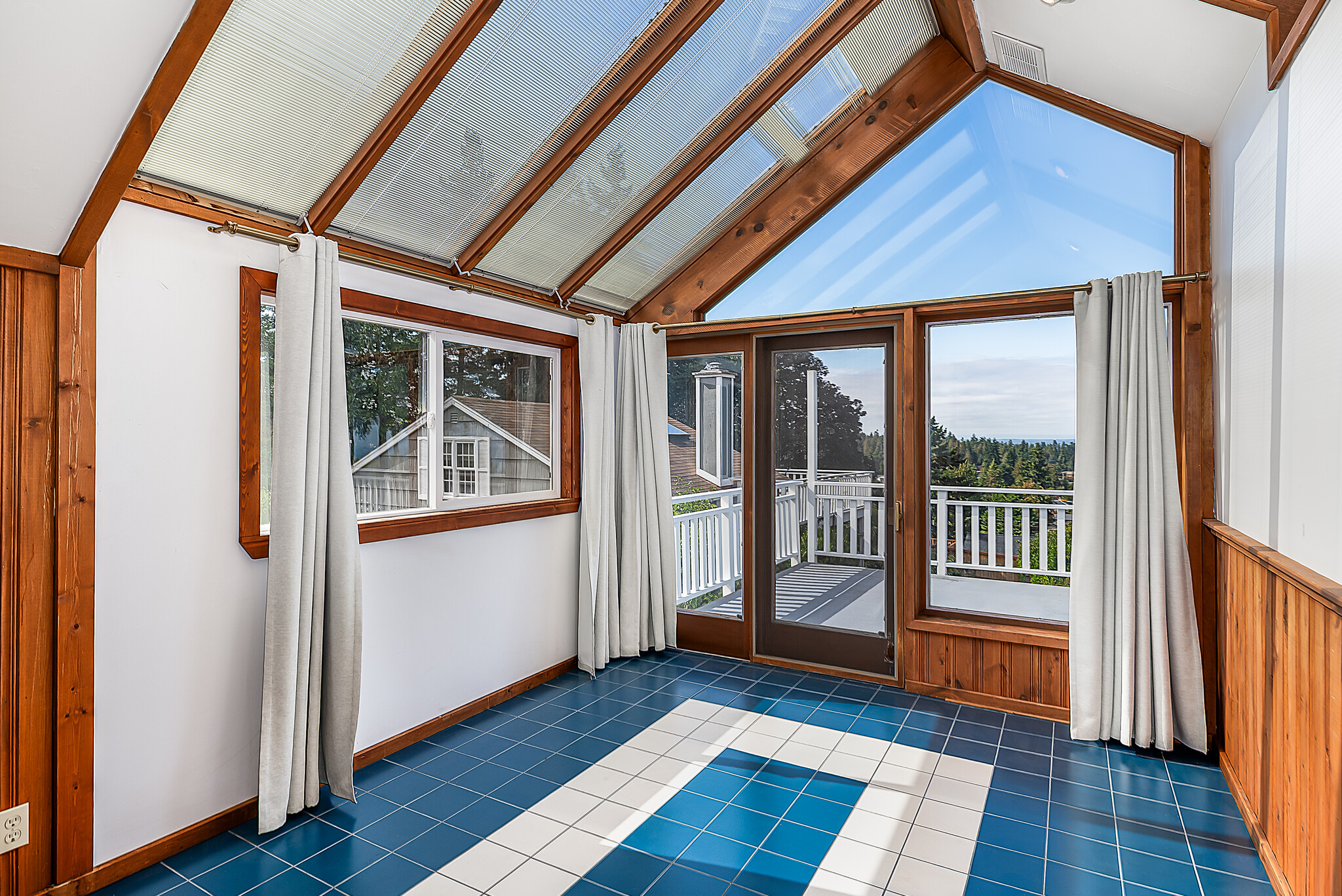 Sunroom can be office or bedroom - 22224 98th Ave W