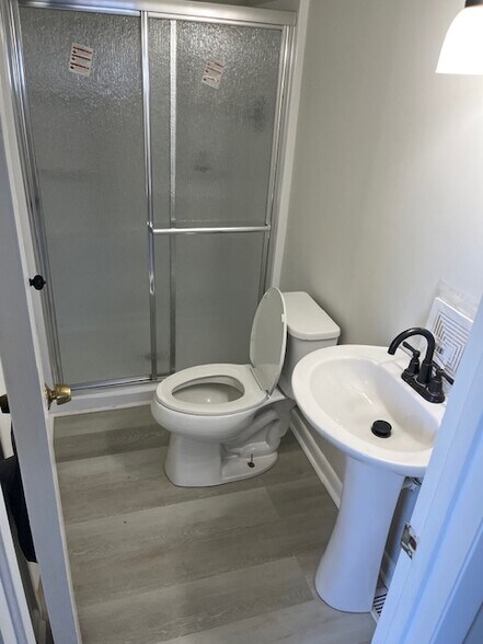 Upstairs Bathroom - 5918 Woodside Ave
