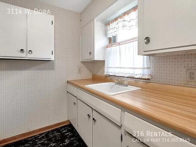 Building Photo - $875 - 2 bedroom/ 1 bathroom - Spacious ho...